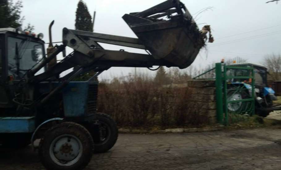 В Ельце проведена механизированная и ручная уборка мусора на Аргамаченском кладбище и на Ольшанском кладбище