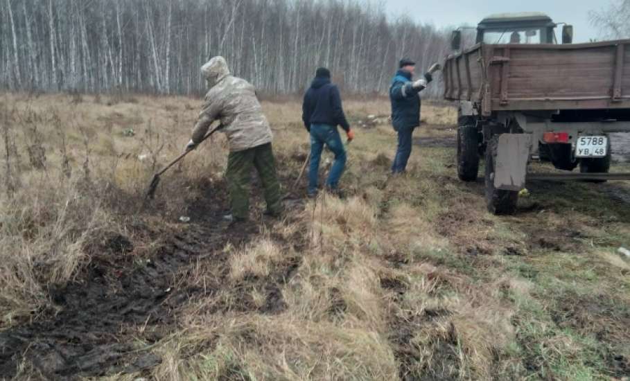 В Ельце проведена механизированная и ручная уборка мусора на Аргамаченском кладбище и на Ольшанском кладбище