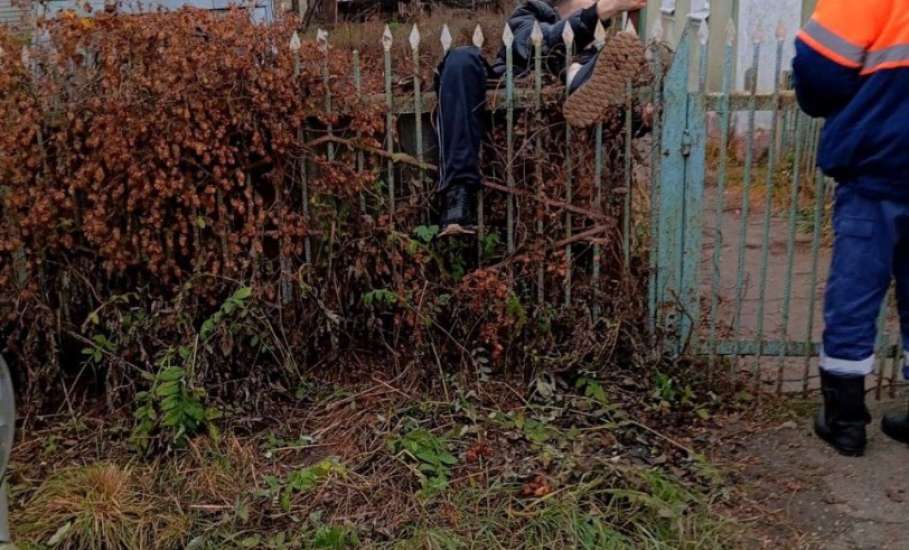 Рубрика: «И такое бывает». Мужчина застрял в заборе, доставали спасатели!