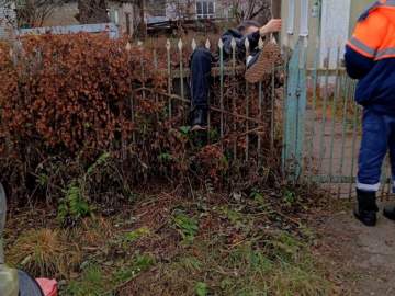 Рубрика: «И такое бывает». Мужчина застрял в заборе, доставали спасатели!