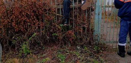 Рубрика: «И такое бывает». Мужчина застрял в заборе, доставали спасатели!