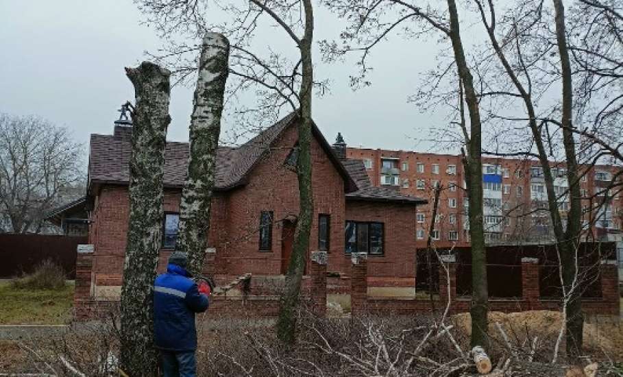 В Ельце продолжается уборка города, кладбищ. Как и должно быть