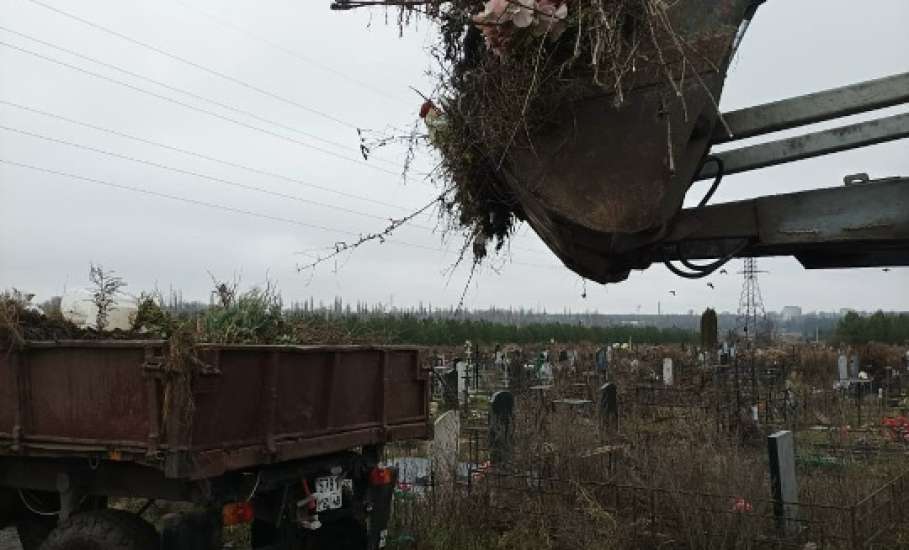 В Ельце продолжается уборка города, кладбищ. Как и должно быть