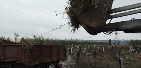 В Ельце продолжается уборка города, кладбищ. Как и должно быть