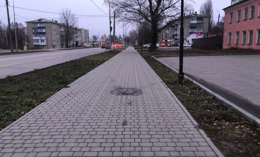 По улице Коммунаров новый провал плитки, рядом с МФЦ!