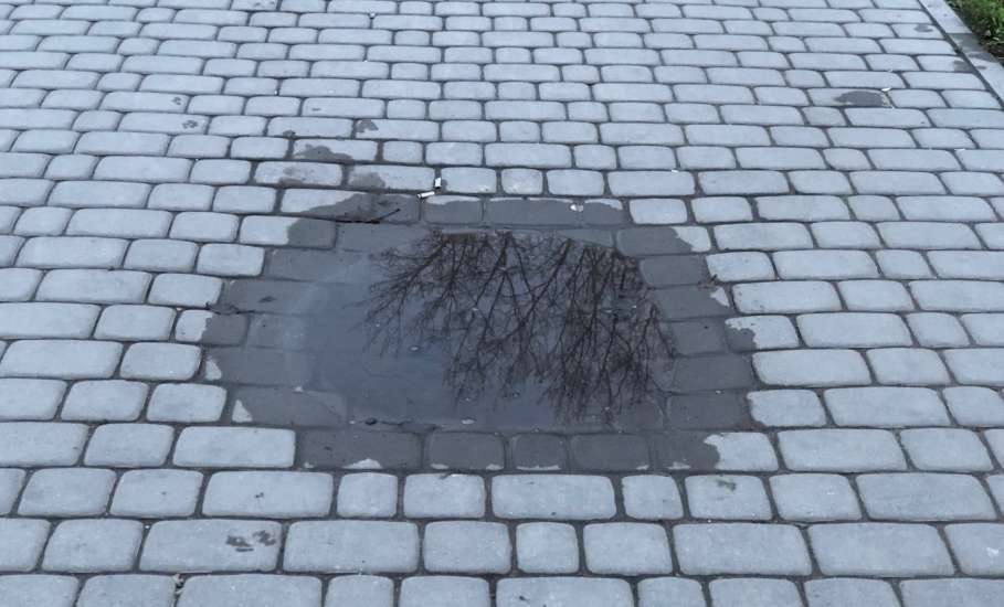 По улице Коммунаров новый провал плитки, рядом с МФЦ!