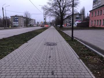 По улице Коммунаров новый провал плитки, рядом с МФЦ!