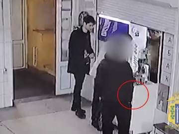 Житель Усманского района похитил денежные средства из табачной лавки, чтобы купить своей девушке цветы