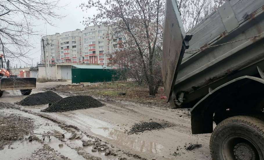 По улице Черокманова в Ельце наконец засыпали ямы и сделали проезд!