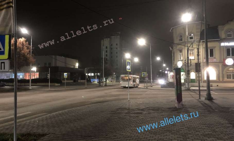 На перекрёстке улиц Комсомольская/Коммунаров в Ельце не работает светофор. Будьте внимательны!