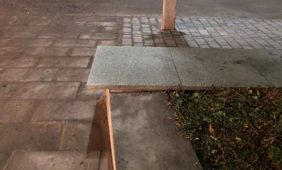 Полицией Ельца задержаны подростки, повредившие плитку в сквере Ивана Бунина