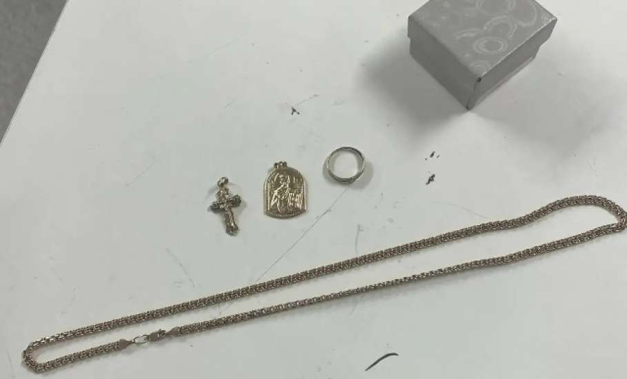 В Лебедяни сотрудница пункта выдачи товаров подозревается в краже ювелирных изделий, предназначенных для возврата!