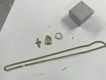 В Лебедяни сотрудница пункта выдачи товаров подозревается в краже ювелирных изделий, предназначенных для возврата!