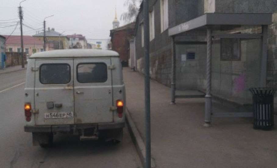 В Ельце продолжают опиливать деревья. Появляются всё больше обрубков на улицах города