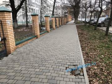 Студенты в Ельце грызут гранит науки, спотыкаясь на провалившейся тротуарной плитке!