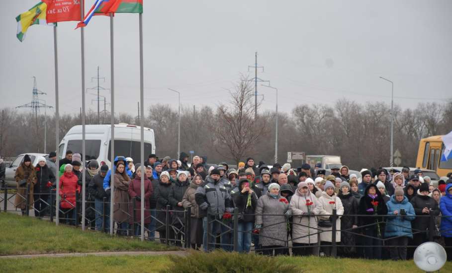 Сегодня у мемориального комплекса «Знамя Победы» прошёл торжественный митинг
