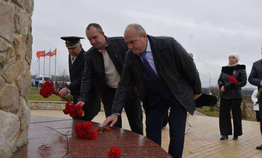 Сегодня у мемориального комплекса «Знамя Победы» прошёл торжественный митинг