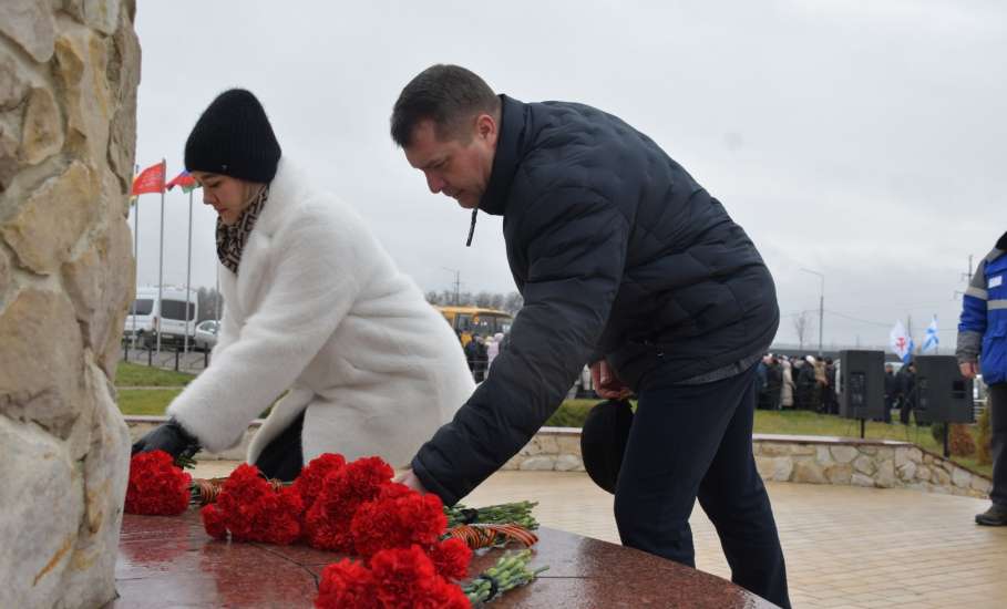 Сегодня у мемориального комплекса «Знамя Победы» прошёл торжественный митинг