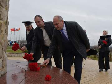 Сегодня у мемориального комплекса «Знамя Победы» прошёл торжественный митинг