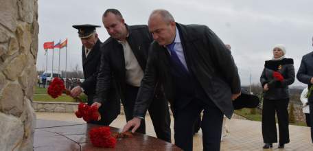 Сегодня у мемориального комплекса «Знамя Победы» прошёл торжественный митинг