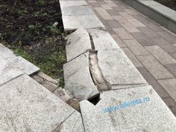 Состояние сквера Бунина и Соломенцева вызывает давно вопросы у жителей Ельца!