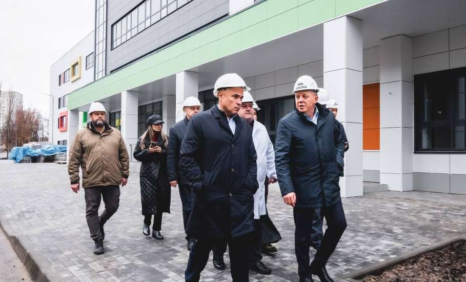 Губернатор Игорь Артамонов побывал на стройке, которая изменит детское здравоохранение всего нашего региона