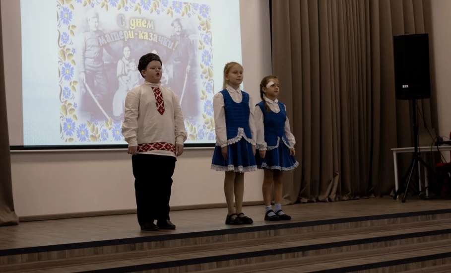 В МБОУ "СШ №8 г. Ельца" в казачьих классах состоялся особенный праздник — "День матери-казачки"
