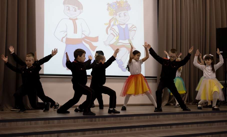 В МБОУ "СШ №8 г. Ельца" в казачьих классах состоялся особенный праздник — "День матери-казачки"