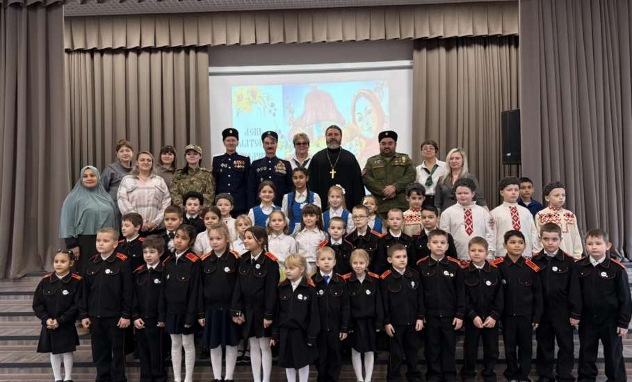 В МБОУ "СШ №8 г. Ельца" в казачьих классах состоялся особенный праздник — "День матери-казачки"