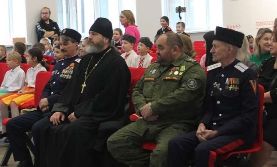 В МБОУ "СШ №8 г. Ельца" в казачьих классах состоялся особенный праздник — "День матери-казачки"