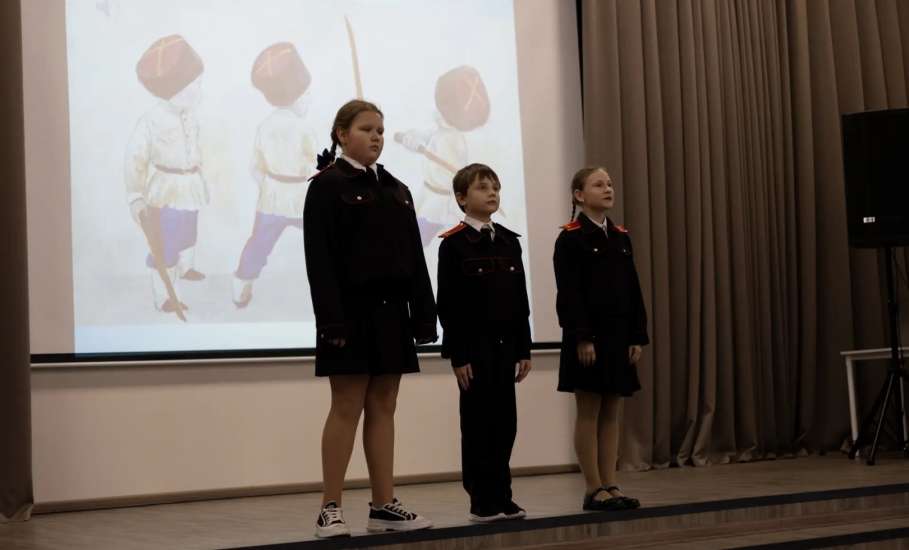 В МБОУ "СШ №8 г. Ельца" в казачьих классах состоялся особенный праздник — "День матери-казачки"