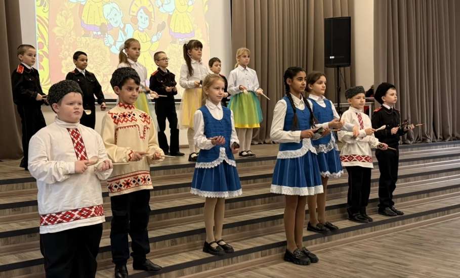 В МБОУ "СШ №8 г. Ельца" в казачьих классах состоялся особенный праздник — "День матери-казачки"