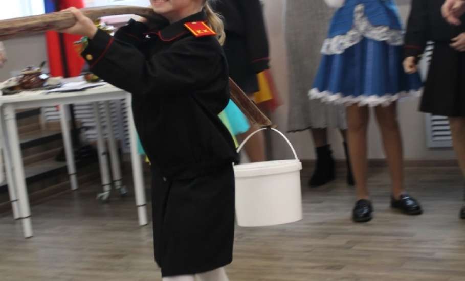 В МБОУ "СШ №8 г. Ельца" в казачьих классах состоялся особенный праздник — "День матери-казачки"