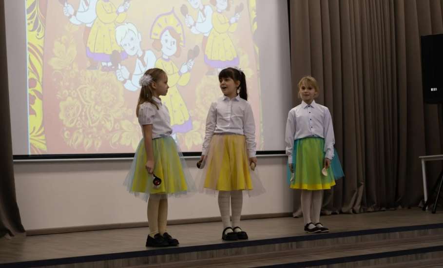 В МБОУ "СШ №8 г. Ельца" в казачьих классах состоялся особенный праздник — "День матери-казачки"