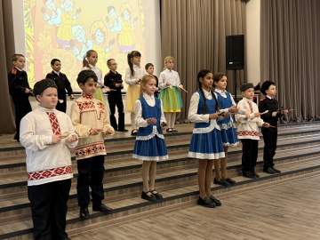 В МБОУ "СШ №8 г. Ельца" в казачьих классах состоялся особенный праздник — "День матери-казачки"