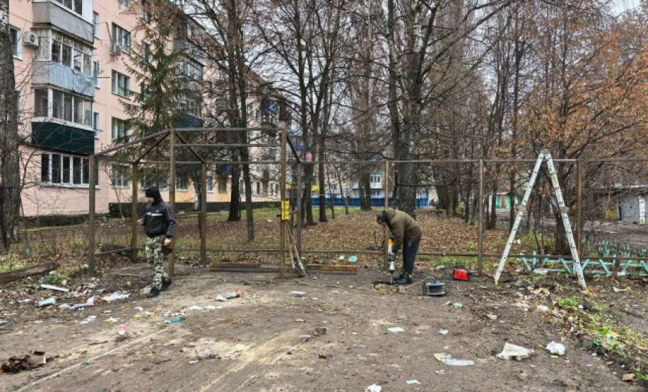 В Ельце по двум адресам провели реконструкцию контейнерных площадок