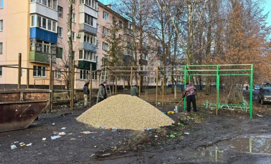 В Ельце по двум адресам провели реконструкцию контейнерных площадок
