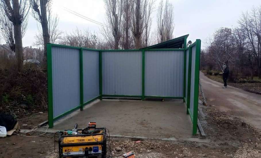 В Ельце по двум адресам провели реконструкцию контейнерных площадок