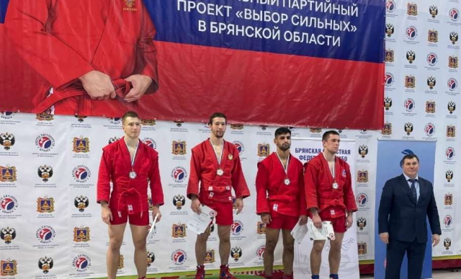 6 декабря в г.Брянск проходил Чемпионат ЦФО по самбо среди мужчин и женщин. Елецкий спортсмен привёз золотую медаль!