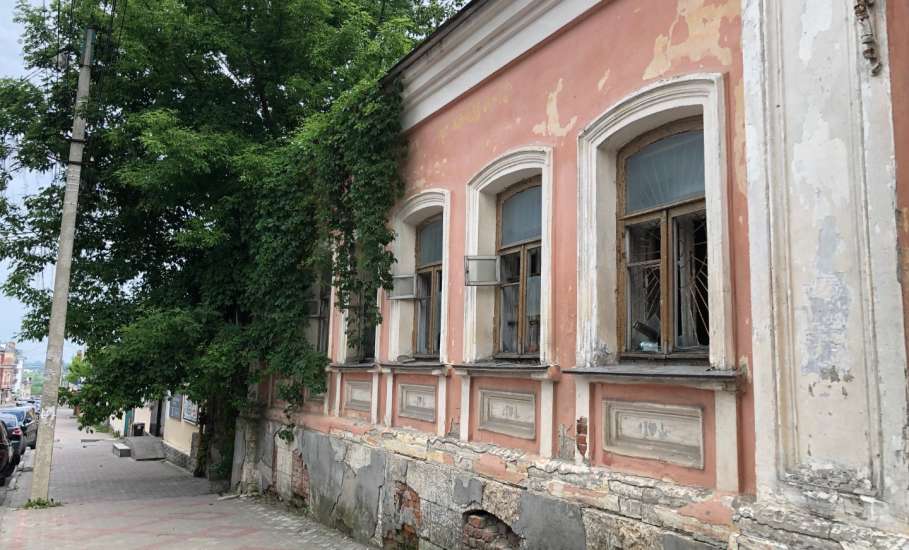 Ужасные здания с выбитыми окнами и дверями портят вид города Ельца