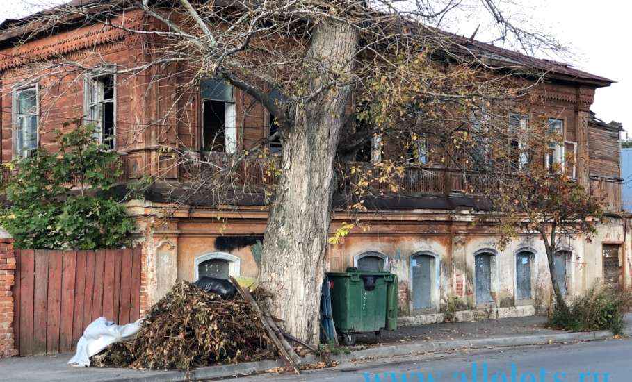 Ужасные здания с выбитыми окнами и дверями портят вид города Ельца