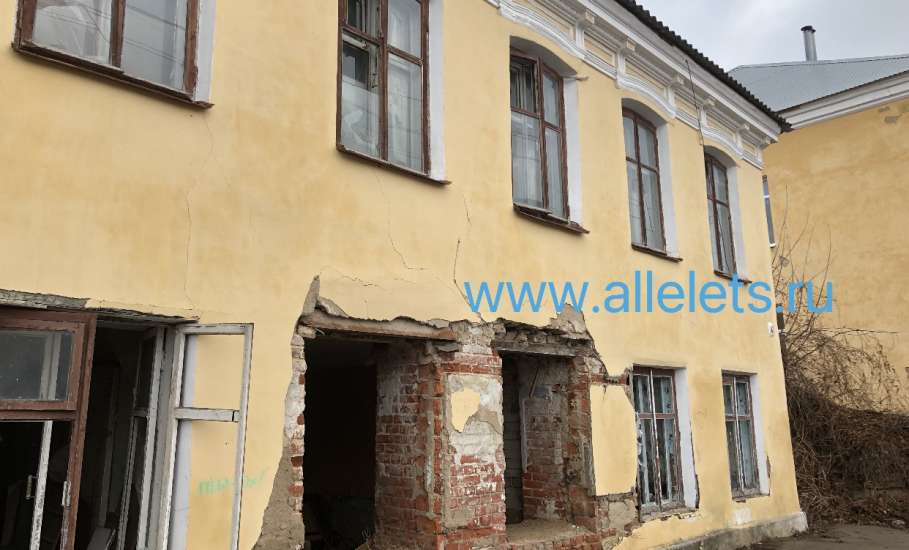 Ужасные здания с выбитыми окнами и дверями портят вид города Ельца