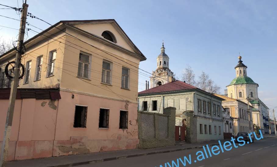 Ужасные здания с выбитыми окнами и дверями портят вид города Ельца