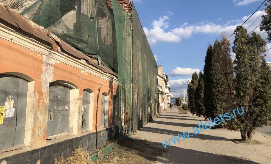 Ужасные здания с выбитыми окнами и дверями портят вид города Ельца