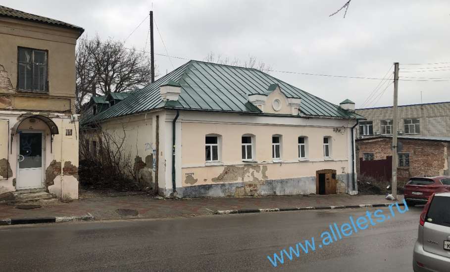 Ужасные здания с выбитыми окнами и дверями портят вид города Ельца