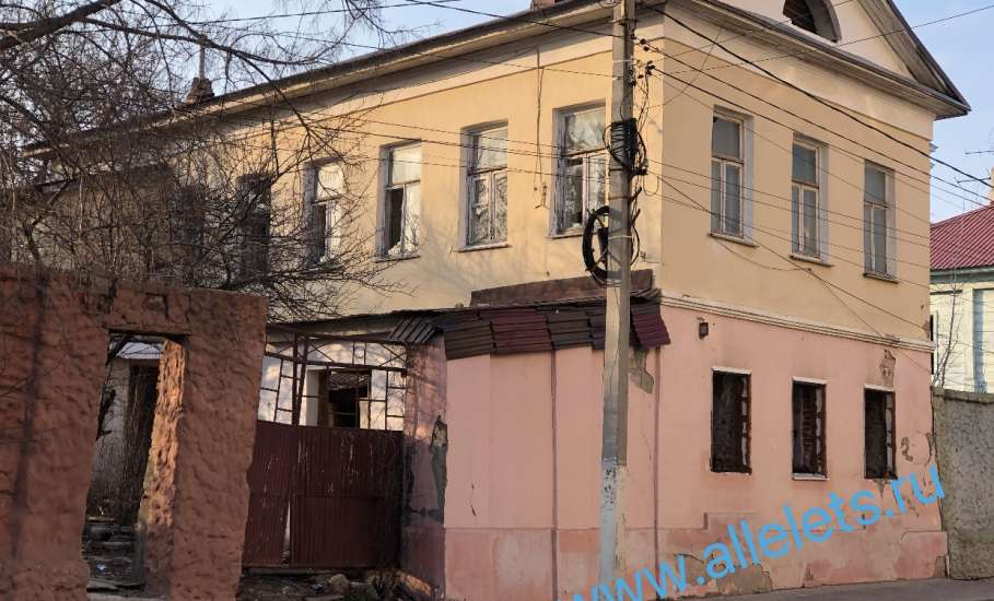 Ужасные здания с выбитыми окнами и дверями портят вид города Ельца
