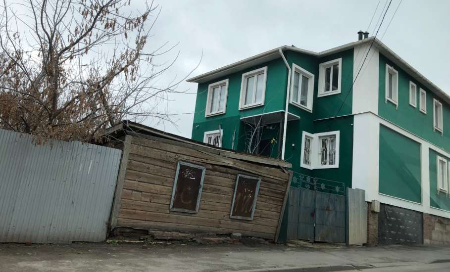 Ужасные здания с выбитыми окнами и дверями портят вид города Ельца