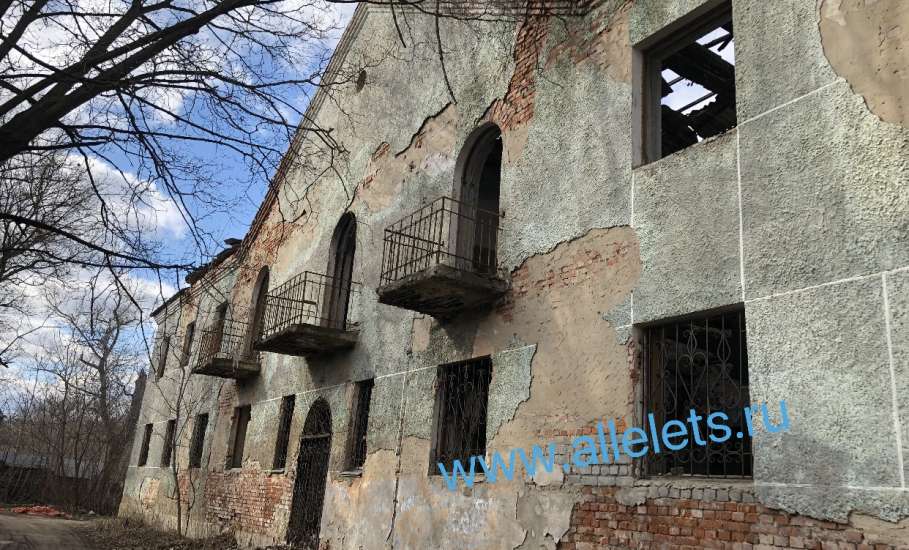 Ужасные здания с выбитыми окнами и дверями портят вид города Ельца