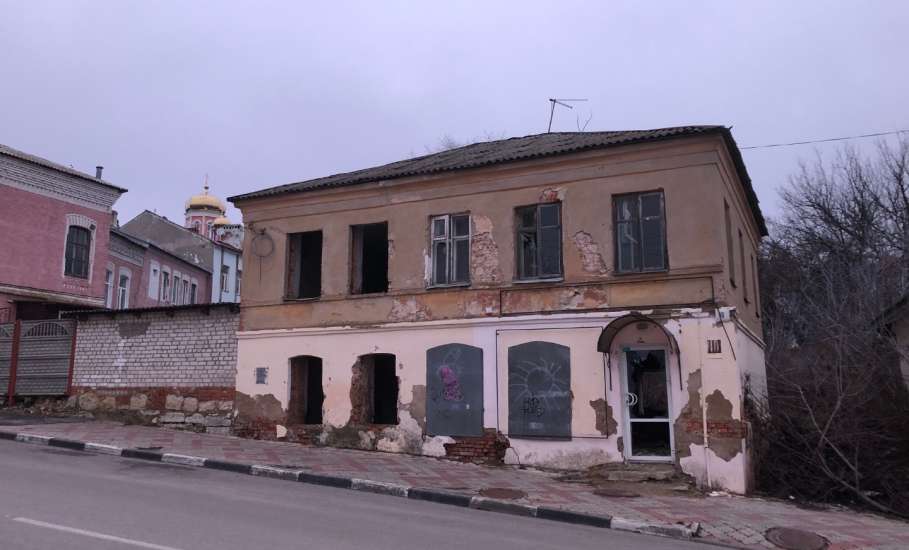 Ужасные здания с выбитыми окнами и дверями портят вид города Ельца