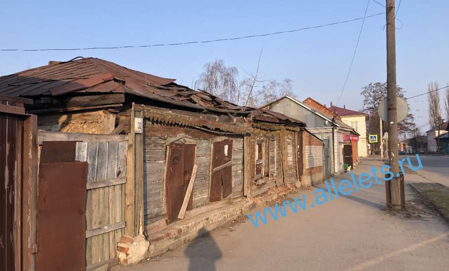 Ужасные здания с выбитыми окнами и дверями портят вид города Ельца